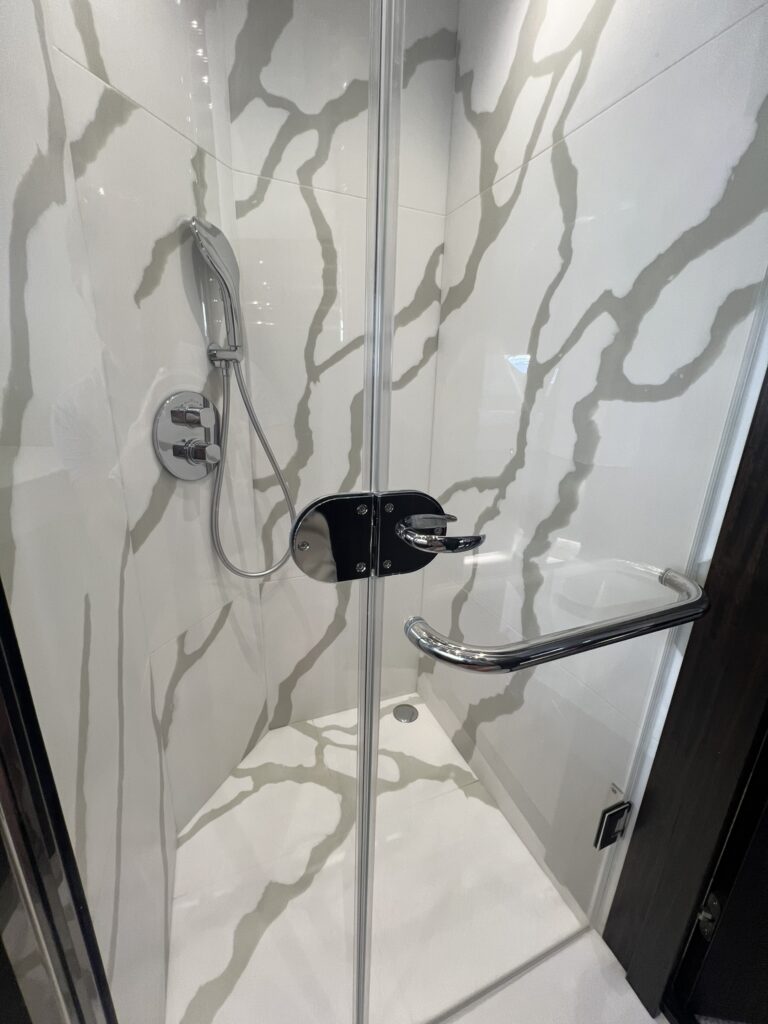 COMPACT SHOWER application image
